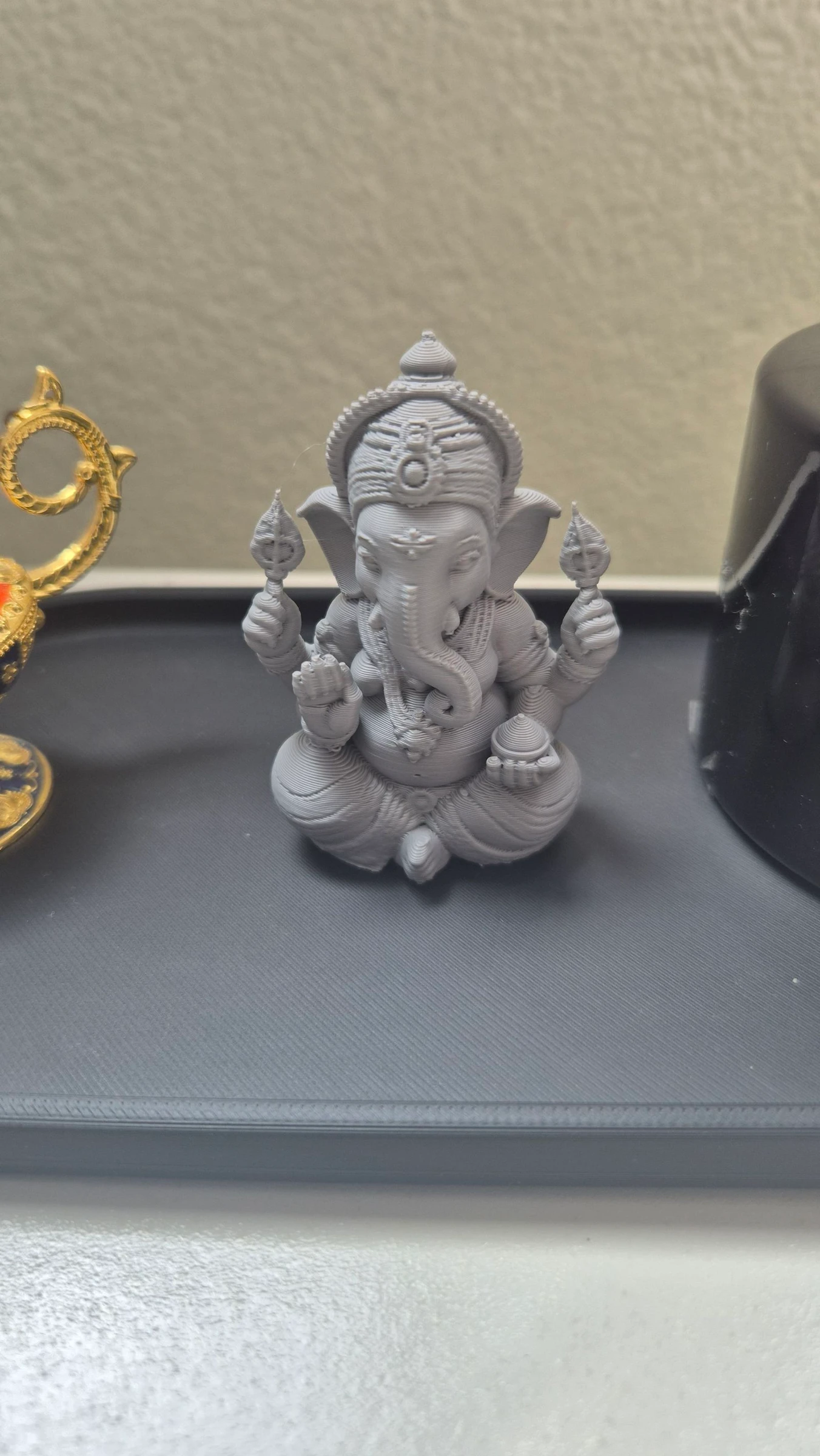 Estátua Pequena Ganesha Decorativa em Plástico - 8cm
